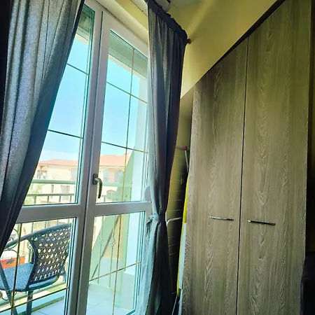 Golden Hermes, Z Basenem