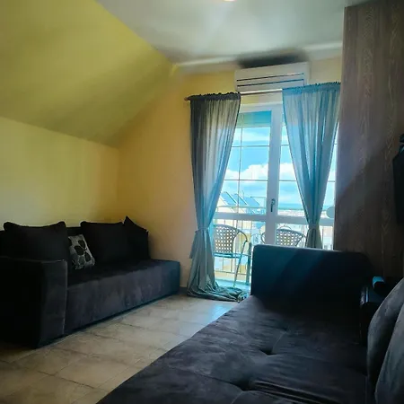 Golden Hermes, Z Basenem *