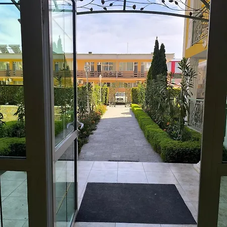 Апартаменти Golden Hermes, Z Basenem